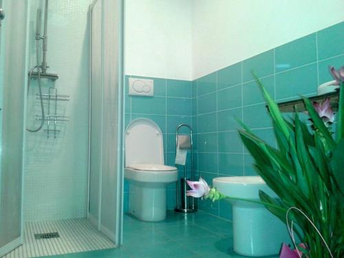 BasilianoFriulmarangon的蓝色瓷砖浴室设有卫生间和水槽