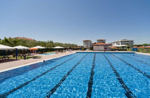 索托马里纳新星滨海公寓的蓝色海水大型游泳池