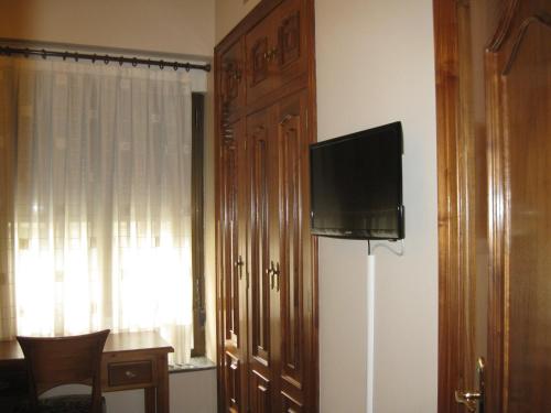 萨拉曼卡格拉纳达旅馆的墙上配有平面电视的房间
