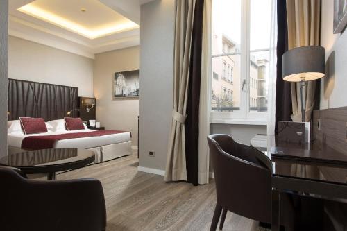 罗马阿特米德酒店的配有一张床和一张书桌的酒店客房