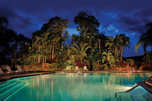那不勒斯流光海岸公园度假酒店的一座棕榈树环绕的大型游泳池