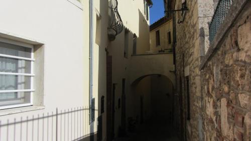 拉波拉诺泰尔梅Relax Centro storico的两座建筑之间的小巷