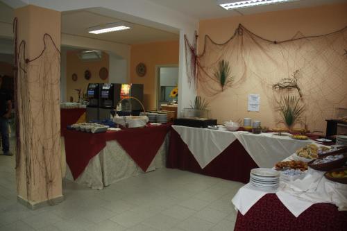 卡斯特尔萨多卡斯泰尔萨多杜马斯海滩酒店的一条自助线,上面有两张桌子和食物