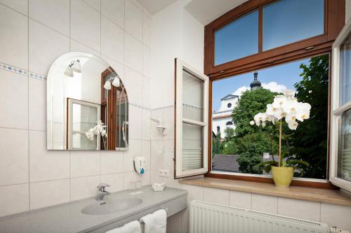 施塔费尔湖畔穆尔瑙安格布拉酒店的一间带水槽和窗户的浴室