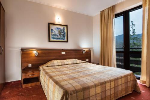 斯塔佐扎格斯基巴尼Hotel Izvor的酒店客房设有床和窗户。