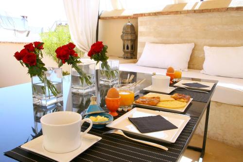 马拉喀什里亚德达阿森旅馆的阳台上桌上的早餐盘