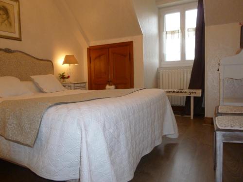 Malemort-sur-Corrèze乐克洛斯德斯森特尔斯住宿加早餐旅馆的卧室配有白色的床和窗户。