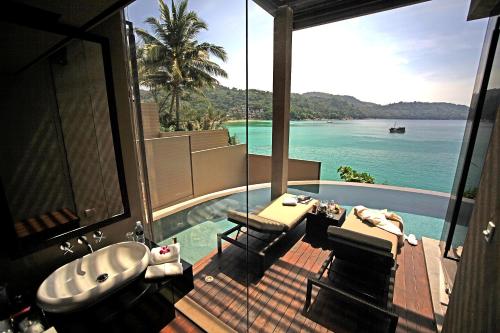 卡塔海滩Impiana Private Villas Kata Noi的一间享有海景并配有浴缸的浴室