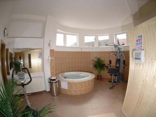 布拉索夫绿洲酒店的中间设有带浴缸的大浴室