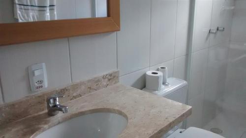 格拉玛多艾斯特瑞拉托旅馆的一间带水槽、卫生间和镜子的浴室