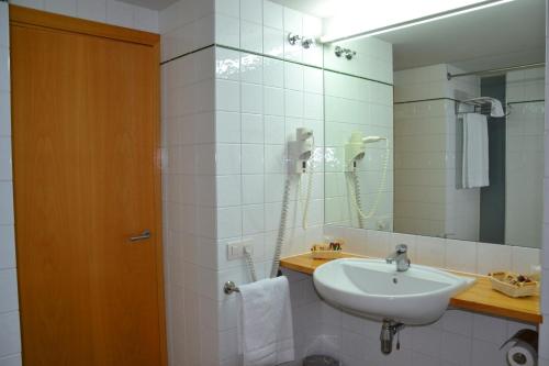 Os de Balaguer莫纳斯提德乐斯阿弗兰纳斯酒店的一间带水槽和镜子的浴室