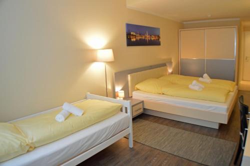 汉堡杰塔酒店的一间卧室配有两张床和镜子
