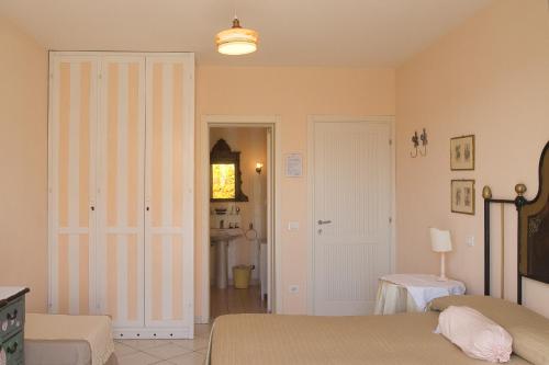 马里纳-迪-皮特拉桑塔Villa Amelia Rooms的一间卧室设有两张床,墙上挂着一个时钟。
