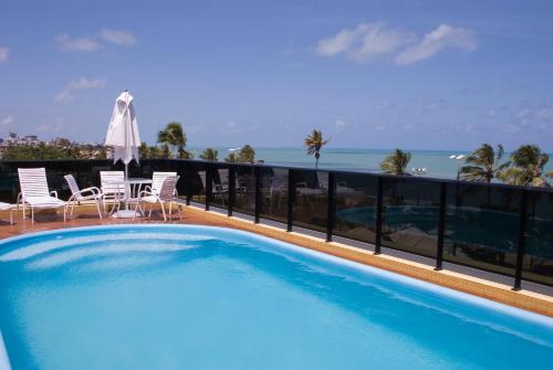 若昂佩索阿布兰科公寓式酒店的度假村阳台上的游泳池