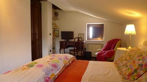 卡西诺宁费住宿加早餐旅馆的一间卧室配有一张床、一张桌子和一把椅子