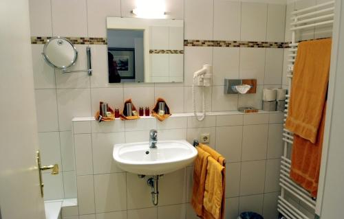 海德堡盖斯豪斯拜科穆德酒店的一间带水槽和镜子的浴室