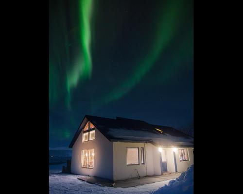 AðaldalurMiðhvammur Farm Stay的天空中极光之家公寓