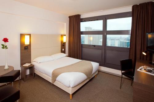 里尔欧洲里尔住宿及商务酒店的酒店客房设有一张床和一个大窗户