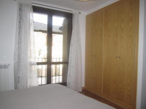 Benasque Apartmento Albar客房内的一张或多张床位
