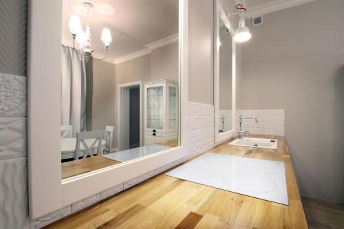 比得哥什Apartament Długa 50的带浴缸和盥洗盆的浴室