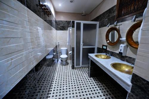奥戴亚斯酒店的一间浴室
