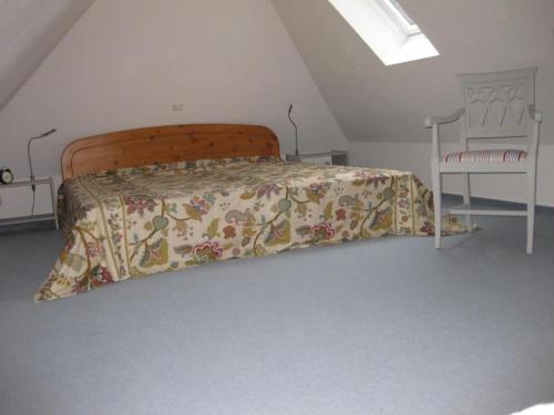 普雷罗Strandlust的一间卧室配有一张带花卉床罩的床