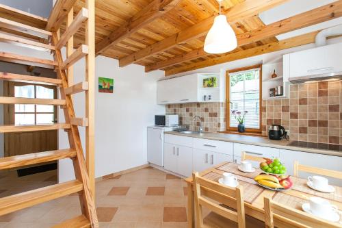 德鲁斯基宁凯Svečių namelis的厨房配有木桌和梯子