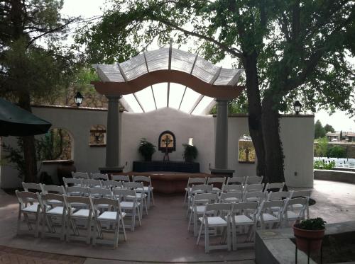 拉斯克鲁塞斯阿尔兹伦丁旅馆的在一个庭院里举行婚礼的布置,庭院里设有白色的椅子
