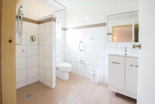 普拉瑟潘A&A汽车旅馆的白色的浴室设有卫生间和水槽。