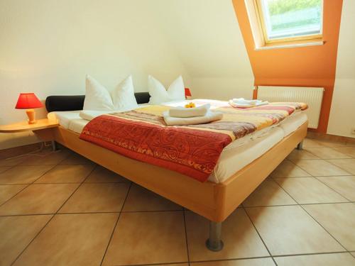 卑尔根Fewo im Herzen der Insel的一间卧室配有一张床,上面有两条毛巾