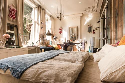斯希丹兰格港公寓的一间卧室设有一张大床和一个窗户。