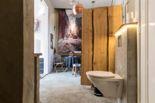 斯希丹兰格港公寓的一间带卫生间的浴室和一间用餐室