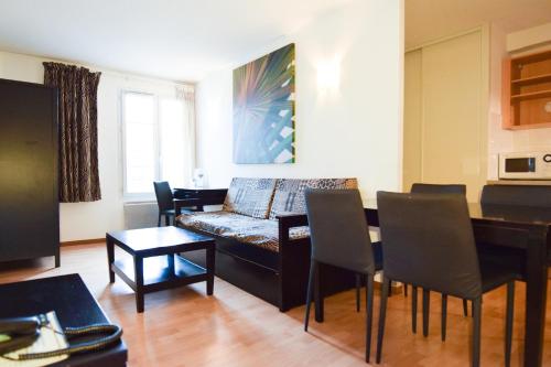 米卢斯渣油姆豪斯中央酒店的客厅配有沙发和桌子