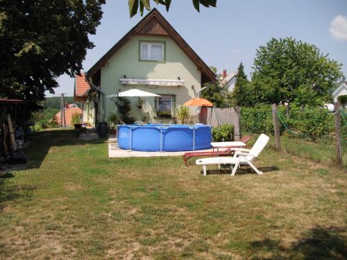赫维兹Ferienhaus Hartmann的后院设有热水浴池、桌子和椅子