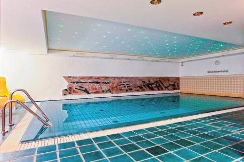 库克斯港司图茨公寓式酒店 - 斯坦普乐酒店的一座带大型游泳池的室内游泳池