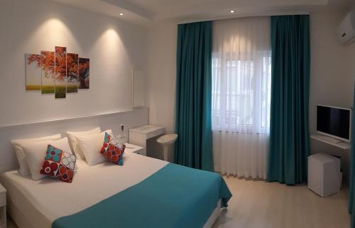 伊斯坦布尔Payidar HOTEL的一间卧室设有床铺和一个带绿色窗帘的窗户。
