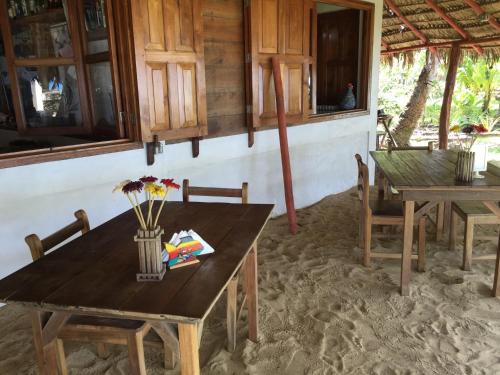 大玉米岛La Princesa de La Isla的一间带木桌和椅子的用餐室