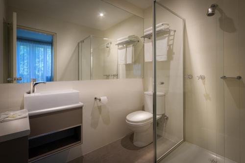 墨尔本贝斯特韦斯特PLUS旅游酒店的浴室配有卫生间、盥洗盆和淋浴。