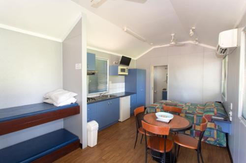 库努纳拉艾芬豪度假酒店的小房间设有桌子、床和厨房
