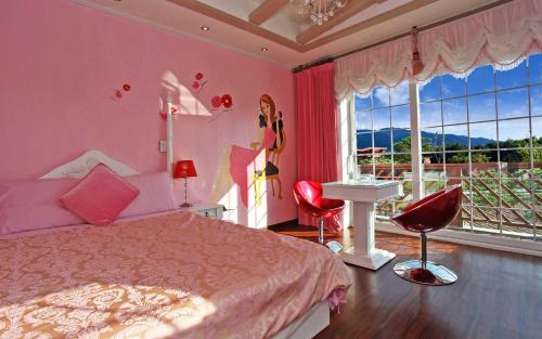 平昌云朵上的露台度假屋的一间卧室配有床、水槽和窗户