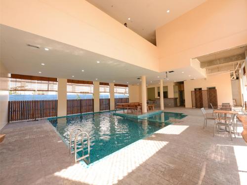 珍南海滩切南兰卡威纳迪亚斯酒店的一座建筑物中央的游泳池