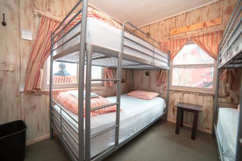 大熊湖ITH Big Bear Lake Hostel & Retreat Center的小屋内设有一间带两张双层床的卧室