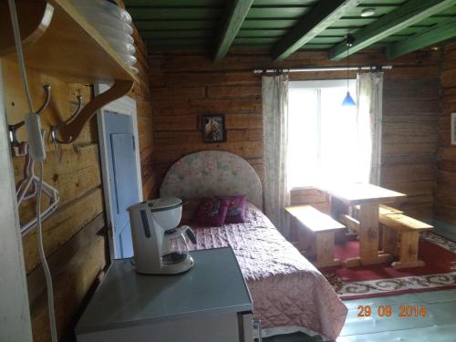 萨洛Vuohensaari Camping Ahtela's cottage的小木屋内一间卧室,配有一张床
