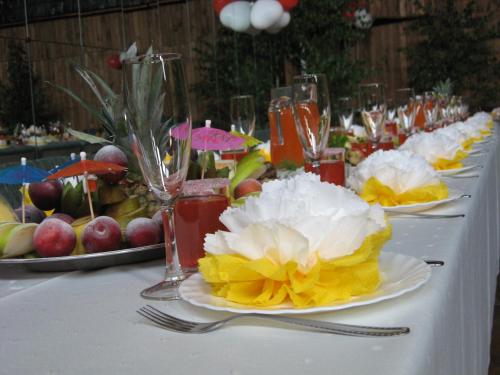 叶卡布皮尔斯达嘎克拉斯迪酒店的一张桌子,上面放有水果盘和玻璃杯