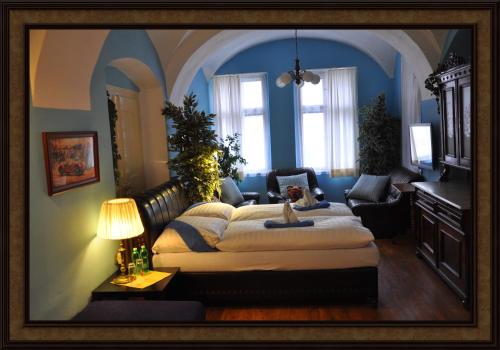 多玛泽里塞森特洛姆蒂芙妮膳食公寓的一间带大床的卧室和一间客厅