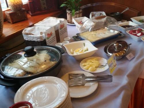 什切青普德赛酒店的桌子上放着一些食物