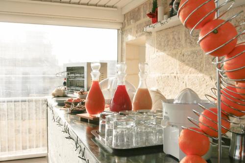莱切苏伊特提豪华客房旅馆的上面有红色花瓶的厨房台