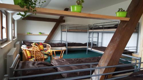 梅尔尼克Penzion Eqilon的客房设有两张双层床和一张沙发。