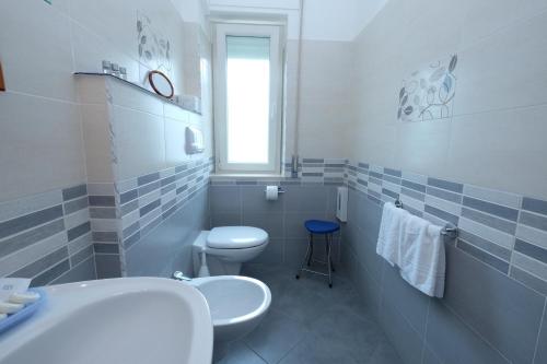 卡拉马尼科泰尔梅Hotel Mazzocca的白色的浴室设有卫生间和水槽。