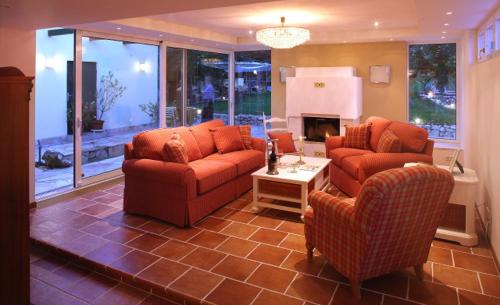 Pitten浪漫小屋度假屋的客厅设有两张沙发和一个壁炉